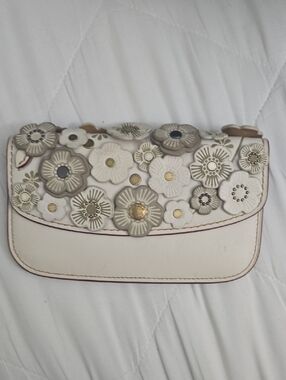 COACH 1941 Small Tea Rose Appliqué Clutch – Chalk White
